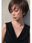 「抜け感で魅せる、大人ナチュラルショート」