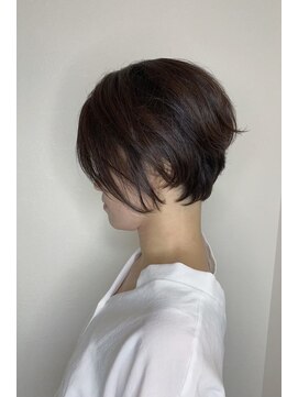 モルニ(MORNI) くびれショート_マロンベージュ Aラインボブ かきあげ