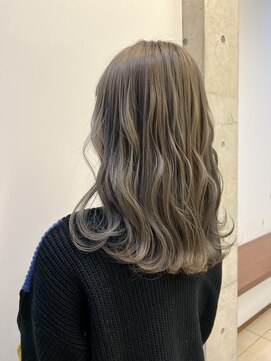 アチーブ ヘア デザイン(achieve hair design) なみなみウェーブロング シルバーグレー透明感透け感