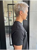 シルバーベージュのスパイキーショート