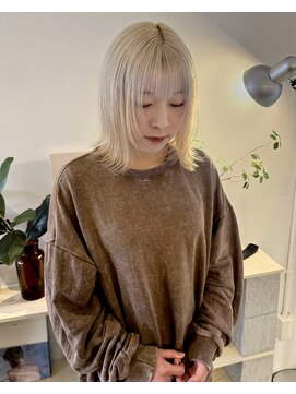 ニコフクオカヘアーメイク(NIKO Fukuoka Hair Make) 切りっぱなしボブ/ホワイトブロンド/ホワイトベージュ