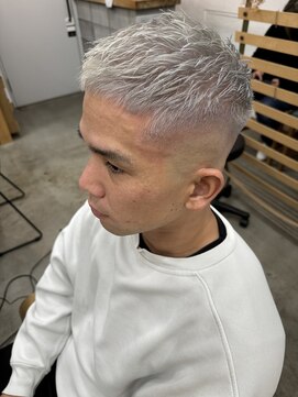 キューズ クラブ(cuz KLUB) 【cuzKLUB】バーバースタイル ホワイト×スキンフェード［池袋］