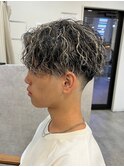 ホワイトハイライトツイストパーマアップバング短髪メッシュ