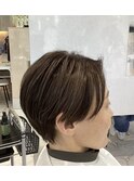 白髪にハイライトでアプローチしながらデザインを作るショート