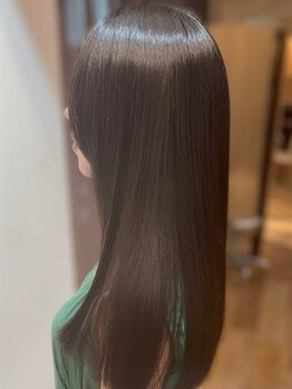 髪質改善に特化した縮毛矯正◇良質な薬剤使用で朝の時短と生活の利便性を向上させる美しいストレートヘアへ