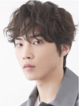 グレカ(GRECA) キメすぎないカッコよさ、ナチュラル感のあるスパイラルパーマ