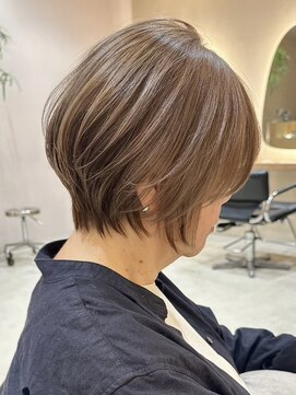 ヒビヲ(HIBIO) ショートボブハイトーンカラーミルクティーベージュケアブリーチ