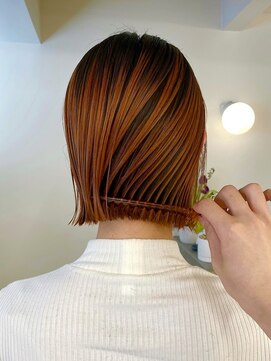 トナリ(tonari) 切りっぱなしボブ×コントラストルーツカラー