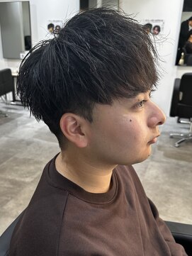 ヒュイル バイ ニアウ(Hwyl by Niau) メンズマッシュパーマニュアンスパーマスパイラルパーマ刈り上げ