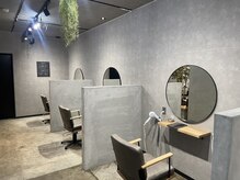 落ち着いたシックな雰囲気なのでどなたでもリラックスしていただけます