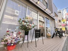 コク(COQU.)の雰囲気（柴崎駅から徒歩１分。ガラス張りの入り口前には駐輪スペース有り）