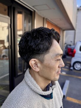 ビジネスシーンにも◎メンズかきあげパーマ