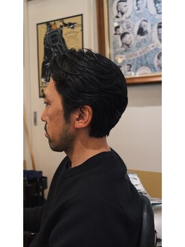 カムレイドフォーライフ(COMRADE 4 LIFE) 刈り上げない 渋い 大人っぽい 品のある 毛流れパーマ　担当松尾