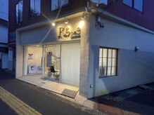 レーヴヘアー(Reve HAIR)の雰囲気（白い外観が目印♪駐車場は店舗裏側にあります）