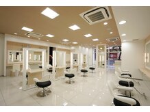 明るく清潔のある白をベースにした店内でゆったりお過ごし下さい
