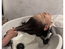 髪を形状を内側から整える先進テクノロジー