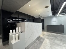 ステラ(STELLA)の雰囲気（ラグジュアリー感満載の大理石受付。奥には光るSTELLAロゴ。）