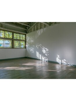 海を眺めながら、静かに整う。自然に包まれ、心も髪もほどけていく場所。