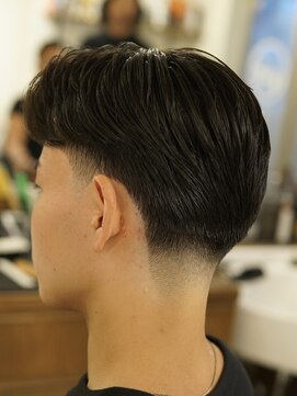 ザチョップショップ キチジョウジ(THE CHOP SHOP KICHIJOJI) テーパーフェードカットセンターパートシェービング吉祥寺理容室