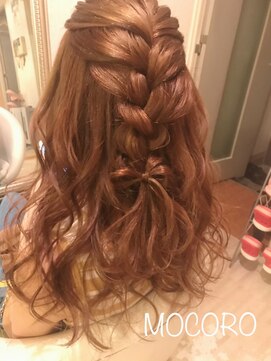 ヘアーセット モコロ(Hair Set MOCORO) 巻き下ろしアレンジ