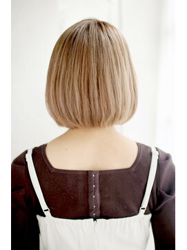 トランクイルグラフ(TRAN9UIL graph) 20代30代40代　ハイトーン艶々ボブ【草津】