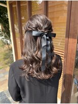 ジンルッカ(JIN Lucca)&nbsp;結婚式におすすめ♪上品で華やかなハーフアップアレンジ