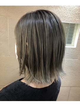 ユーフォリア 新宿通り(Euphoria) ◆くびれ/レイヤー/オリーブグレー/韓国/黒髪/小顔/クラゲへアー