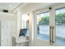 ワンズクロエ 原宿店(ONE's Chloe)の雰囲気（光が差し込んだ受付で、ご来店の際もお帰りの際もhappyに♪原宿）