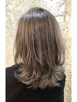 ペネロープ(Penelope)&nbsp;ハイライト/外ハネ/ミディアム　担当　夕島