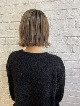 シキ(Shiki) ハイトーン×ショートボブ