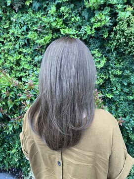 ソイルアヴェダ(Soil AVEDA) ロングレイヤー白髪ぼかしアッシュグレー【沼津/沼津駅】