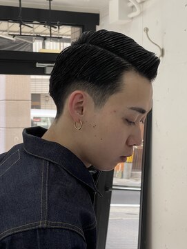 ウェルネス(Wellness) 七：三フェード、サイドパート、スキンフェード