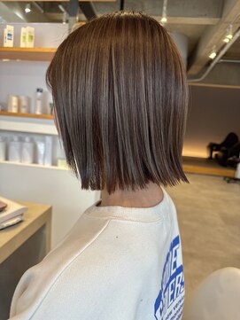 ローゼル(roselle) ハイライトグレージュ外はねボブ