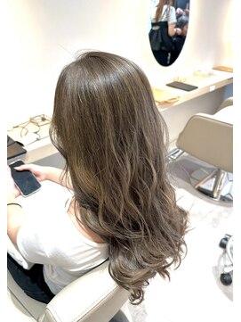 ルーチェココ ブラン(Lu'ce coco blanc) ハイライトカラーシアーアッシュウェーブロング