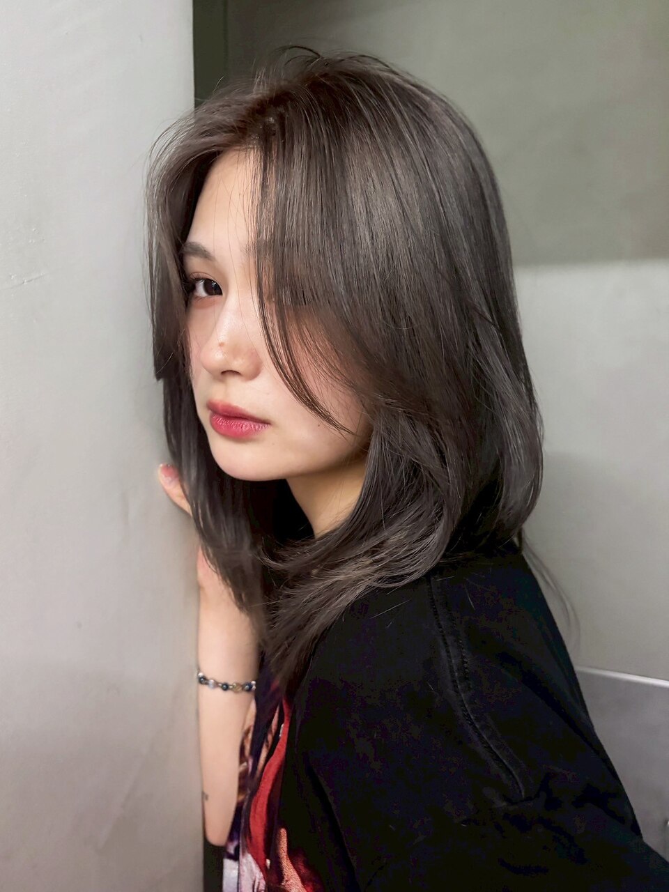 顔周りレイヤー暗めカラーロング韓国ヘア_F31083：L266309478