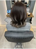 毛先グレイッシュの大人ロング