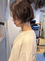 キチ(kichi.)&nbsp;[kichi.] 明るめベージュ×パーマミニボブ