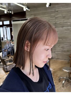 ヲタク(wotaku.) ニュアンスカラーミルクティーベージュブリーチカラー外はねボブ