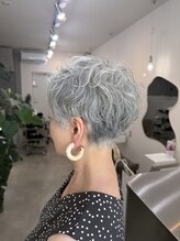 ソソ(soso)&nbsp;大人ショートヘア/くびれベリーショートグレイヘア40代50代60代