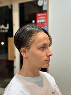 ラクヘアー 上福岡店 ナチュラルセンターパートイヤリングカラーxアッシュブロンド