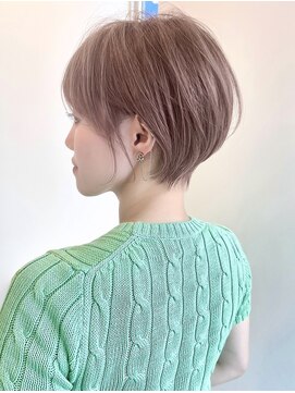 イヴォークトーキョーオーサカ(EVOKE TOKYO osaka) カット　ショート　耳掛け　丸み　ピンクベージュ　ブリーチ