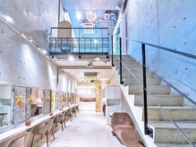 アフィーロ(ACHFILO)の雰囲気（開放感のある店内は天井が高く、地下に潜るため人目につきません）