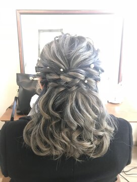 ロカット サロン(Roquat Salon) アッシュグレーハーフアレンジ【ヘアアレンジ 立川/立川南/袴】