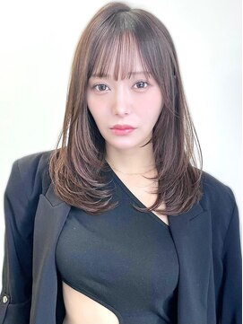 ヴェイン 渋谷(vain) 顔周りアレンジ 内巻きレイヤー 2wayバング ブラウンカラー