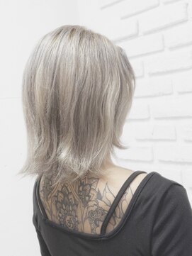 ビランチェ 池袋(bilancia) レイヤーボブ/シルバー/ブロンド/ホワイト/大人ウルフ/池袋東口
