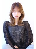 顔周りレイヤーで小顔効果抜群！大人ミディアム