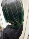 グリーンハイライトで個性を引き立てるおしゃれミディアム