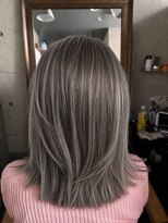 レイヤーケーキ (Layer Cake)&nbsp;グレイヘアでも遊び心を!