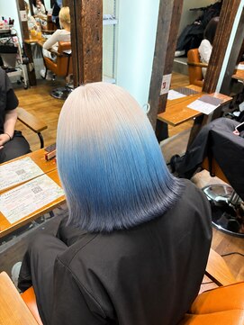 アン(Hair make un) ホワイト×ペールブルー×ブラック/グラデーションカラー/大宮駅