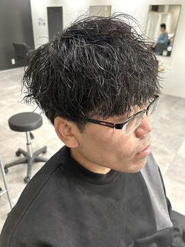 ヒュイル バイ ニアウ(Hwyl by Niau) メンズマッシュパーマ波巻スパイラルパーマニュアンスパーマ眉毛